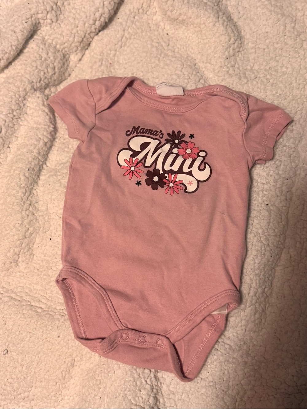 Pink Short-Sleeve Baby One-Piece Bodysuit with 'Mama's Mini' Floral Graphic